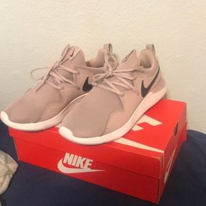 Women’s 9.5 Nike shoes